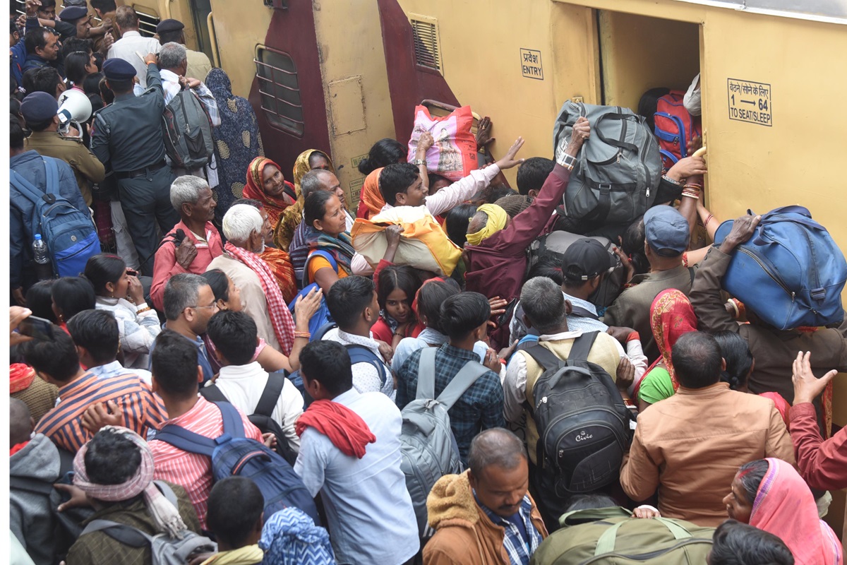 Patna Railway Station rush due to the Mahakumbh Mela