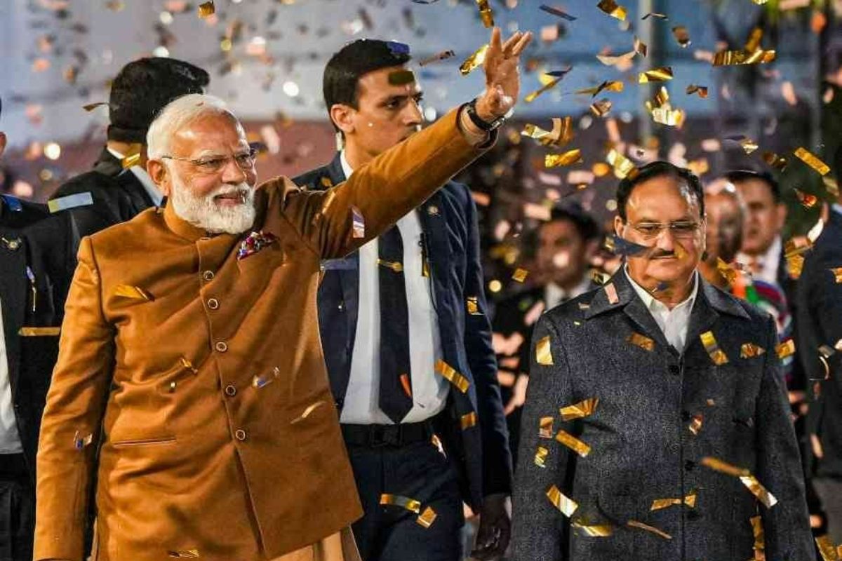 पीएम मोदी और जेपी नड्डा की यह तस्वीर दिल्ली विधानसभा चुनाव में जीत के बाद भाजपा मुख्यालय पहुंचने पर लिया गया था.