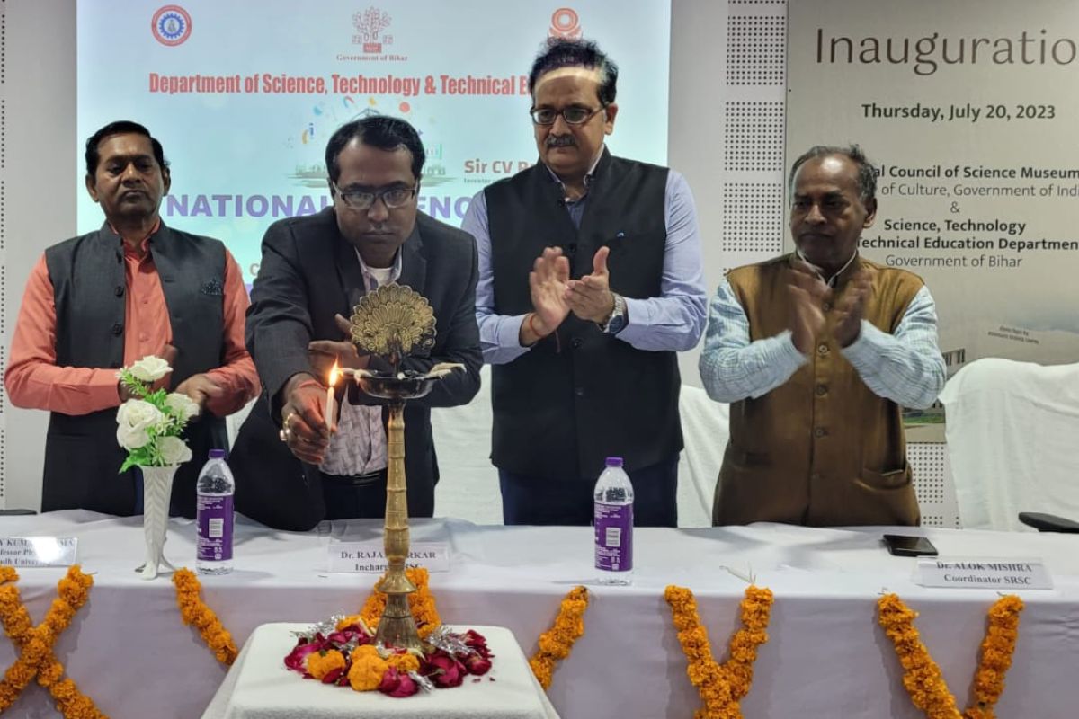 कार्यक्रम का उद्घाटन करते मुख्य अतिथि
