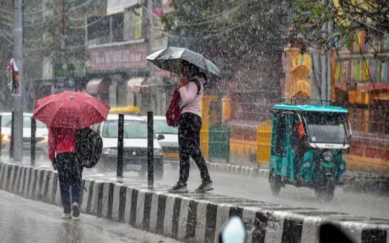 Bihar Weather: बिहार में अगले 24 घंटे में वज्रपात के साथ होगी बारिश! इन 14 जिलों में IMD का येलो अलर्ट