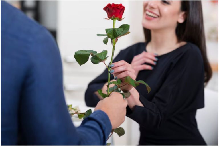 Rose Day Gifts For Partner : रोज डे पर सिर्फ गुलाब न दें, ऐसे करें पार्टनर को इंप्रेस