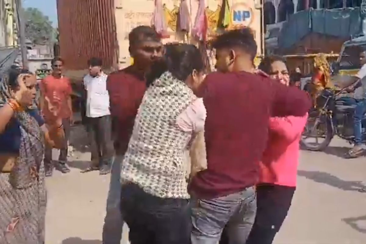 UP police constable wife and girlfriend Fight