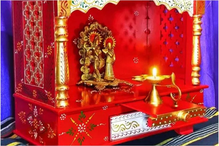 Vastu Tips : घर के मंदिर में करें ये दाे बदलाव झट से दूर हाेगी कंगाली