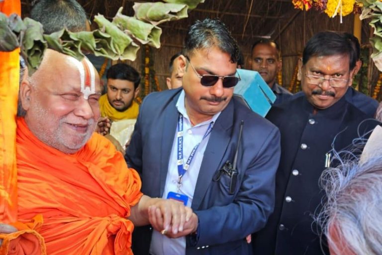 आम श्रद्धालु की तरह प्रयागराज स्टेशन के प्लेटफॉर्म पर दिखे झारखंड के पूर्व मुख्यमंत्री अर्जुन मुंडा, देखें Video