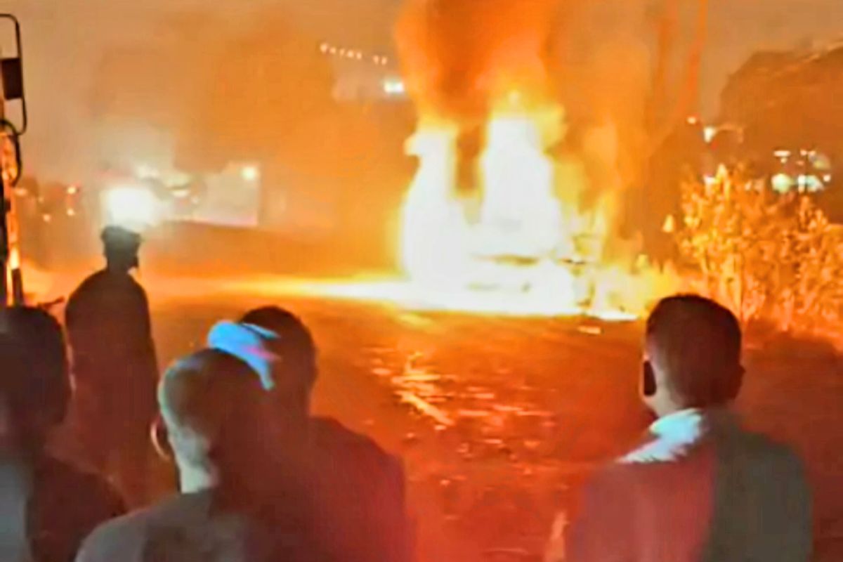 bhojpur car fire news| A moving CNG car caught fire in Bihar, seven passengers narrowly escaped.
