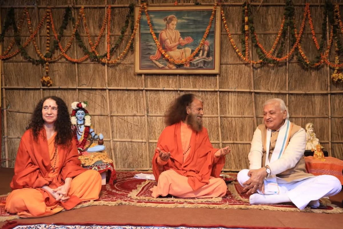 bihar governor mahakumbh| Arif Mohammed Khan reached Mahakumbh, Swami Chidanand Saraswati gave Rudraksh garland