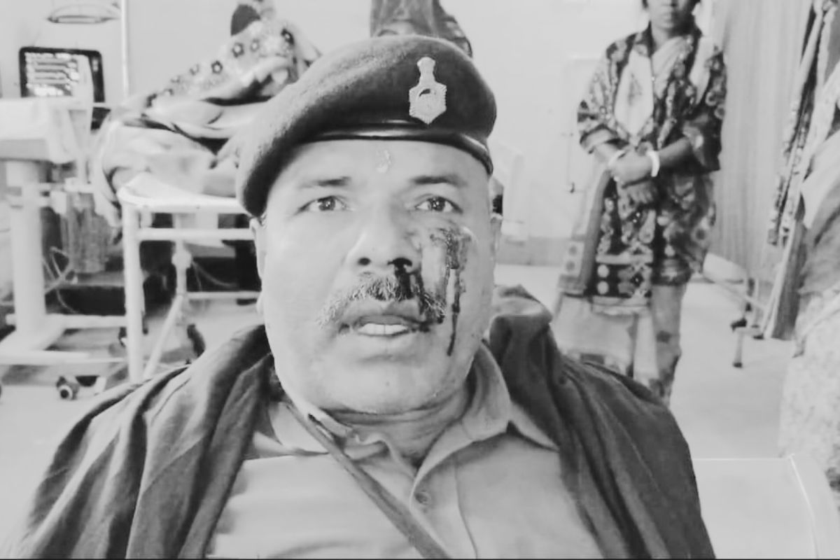 deoghar crime news policeman attacked by youth