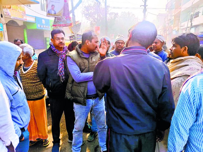 Buxar News: नाले को अतिक्रमण कर बनाये गये अस्थायी निर्माण पर चली जेसीबी