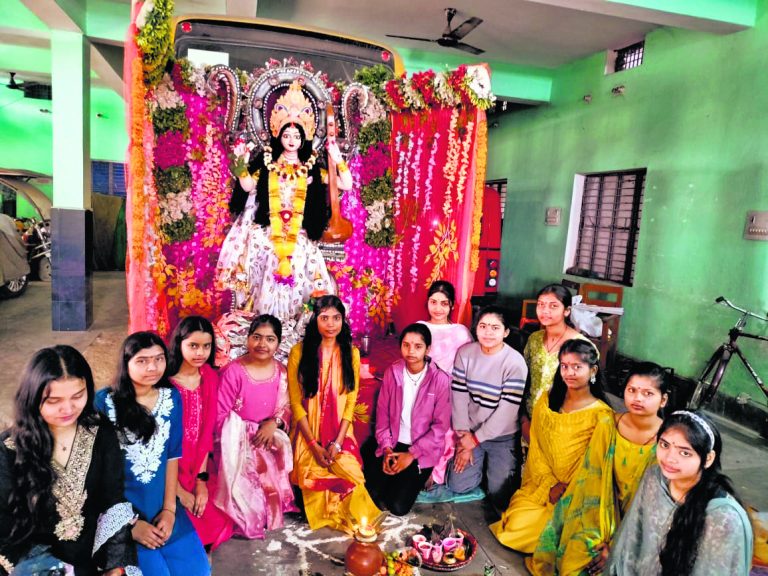 Buxar News: मां शारदे से मांगा विद्या व बुद्धि का आशीर्वादछात्र-छात्राओं में दिखी असीम श्रद्धा-भक्ति