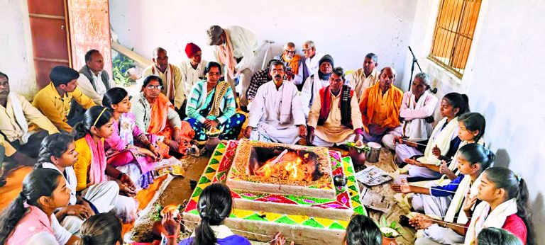 Buxar News: मणिया विद्यालय की सात छात्राओं ने धारण किया जनेऊ
