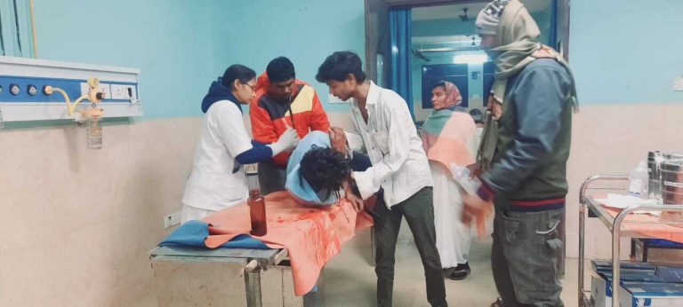 अनियंत्रित बाइक से गिरकर चालक गंभीर, रेफर