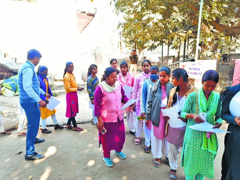 Buxar News: गणित के सवालों ने परीक्षार्थियों को किया परेशान