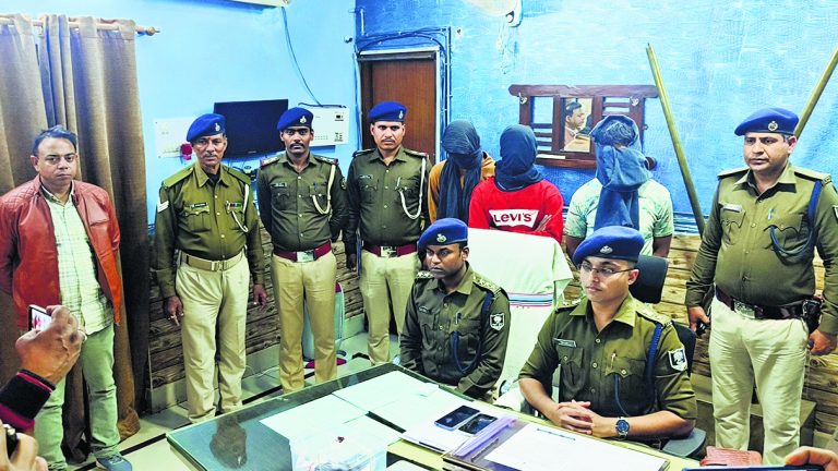 देसी पिस्टल व कारतूस के साथ हिस्ट्रीशीटर समेत तीन अपराधी गिरफ्तार