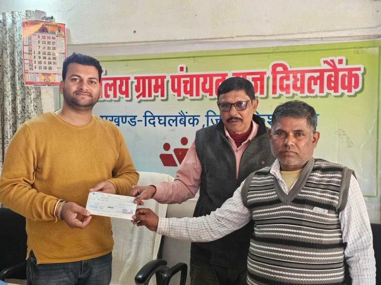 लाभुको के बीच चेक वितरित