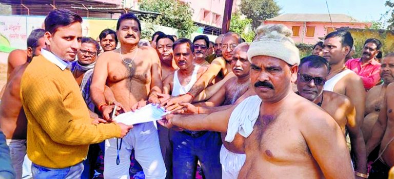 Buxar News: आठ सूत्री मांगों को लेकर पीडीएस दुकानदारों ने अर्धनग्न होकर दिया धरना