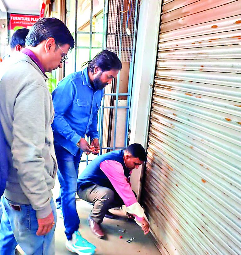 Ranchi News : दो प्रतिष्ठानों को निगम ने किया सील