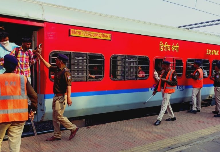 मुरी स्टेशन से जाने वाले कई यात्रियों की ट्रेन छूटी
