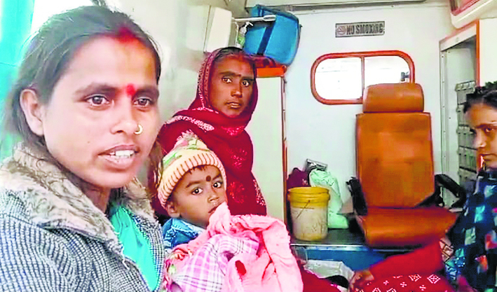 प्रसव कराने के लिए स्वास्थ्य कर्मियों ने मांगे पैसे, परिजनों ने जताया आक्रोश
