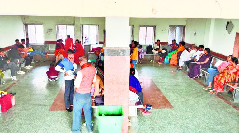 Gopalganj News  : कुंभ के लिए फैला भ्रम कि पीएम ने ट्रेनों को किया फ्री, बगैर टिकट के ट्रेन में सवार होने के लिए मारामारी