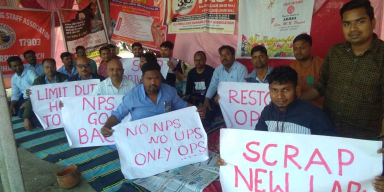 West Singhbhum News : 36 घंटे भूखे रहकर चलाई ट्रेन, दो लोको पायलटों की तबीयत बिगड़ी