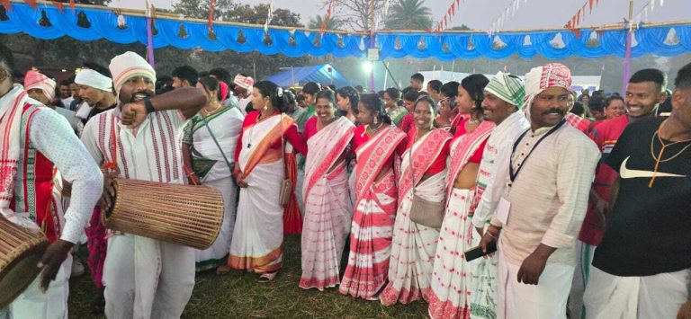 West Singbhum News : प्रकृति संरक्षण का संदेश देता है मागे पोरोब : दशरथ