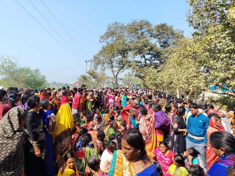 मुआवजे के लिए 14 घंटे सड़क पर बैठे रहे मृतकों के परिजन व ग्रामीण