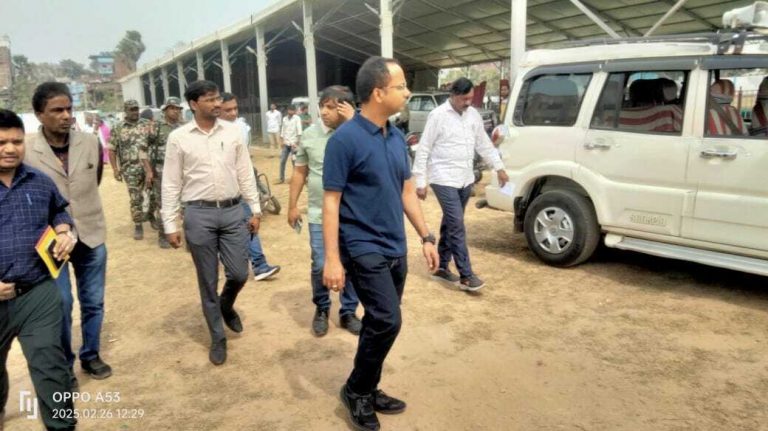 हरिशचंद्र स्टेडियम का निरीक्षण कर डीएम ने परखी महोत्सव की तैयारी