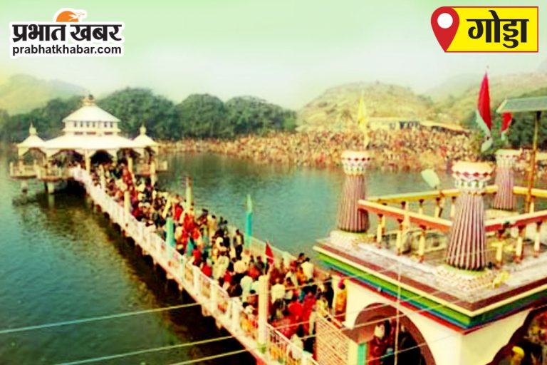 तपती धूप में खरियानी पत्थलचट्टी के बीच लाल पोखर का पानी सूखा