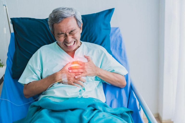 Health Tips: अगर हार्ट अटैक से बचना चाहते हैं तो इन आदतों को दिनचर्या में शामिल करें, हार्ट से जुड़ी बीमारियां नहीं आएंगी करीब