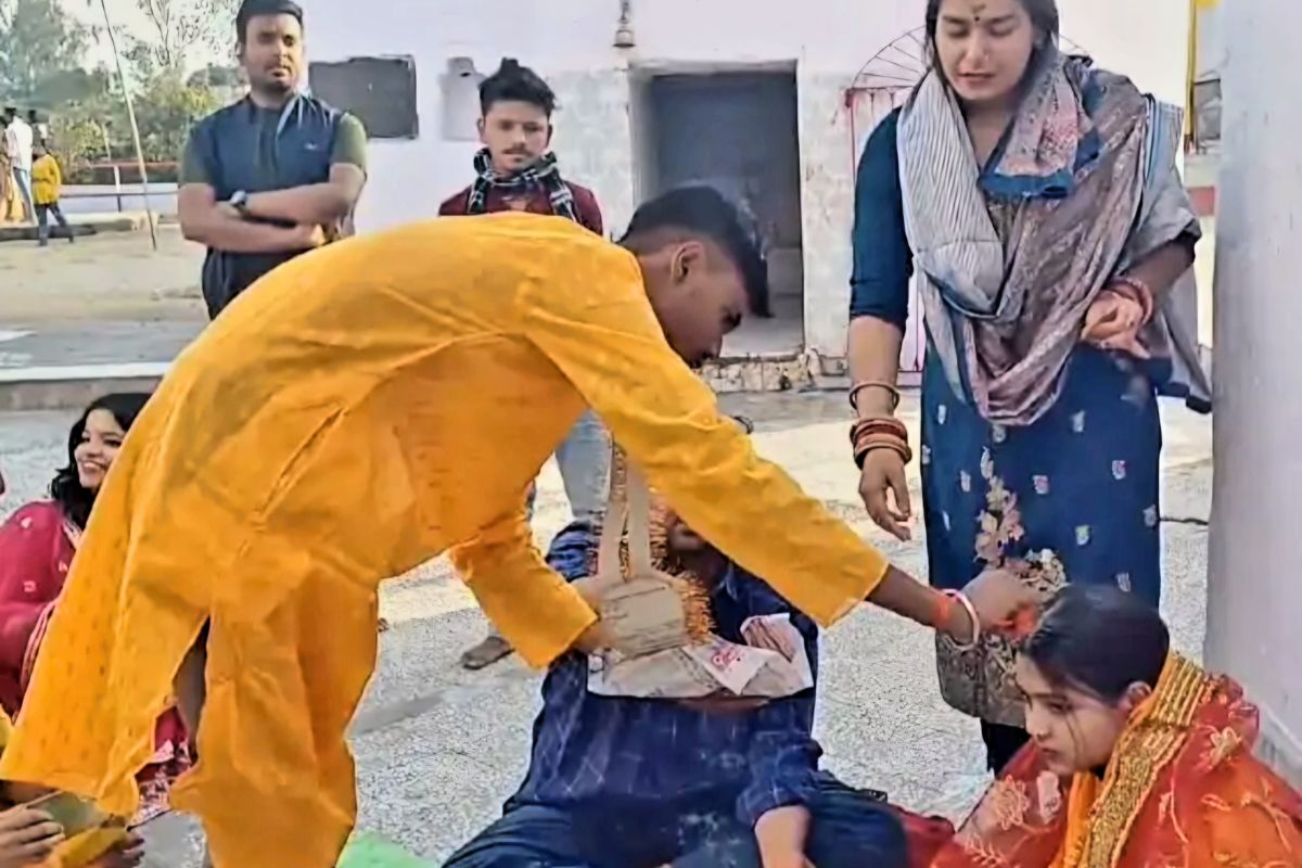 jamui couple marriage| Love Story: After running away from Delhi, the loving couple got married in Jamui, devotees performed Kanyadaan.