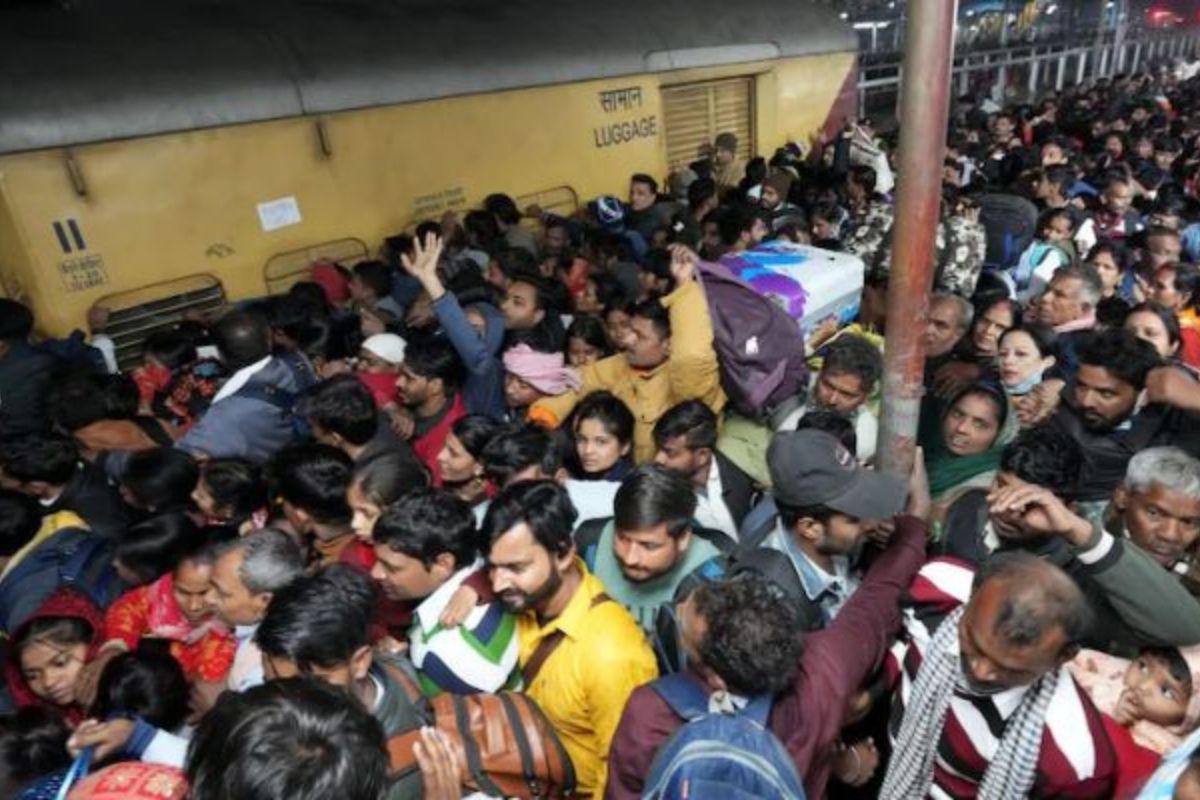 mahakumbh patna junction crowd| Patna Junction filled with Mahakumbh crowd, panic in trains and stone pelting