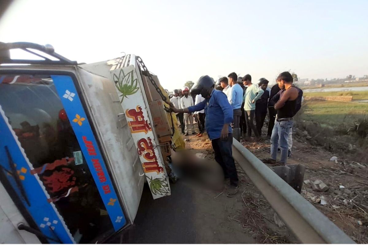patna accident news| Speeding pickup overturns on bike rider, one dead, one injured