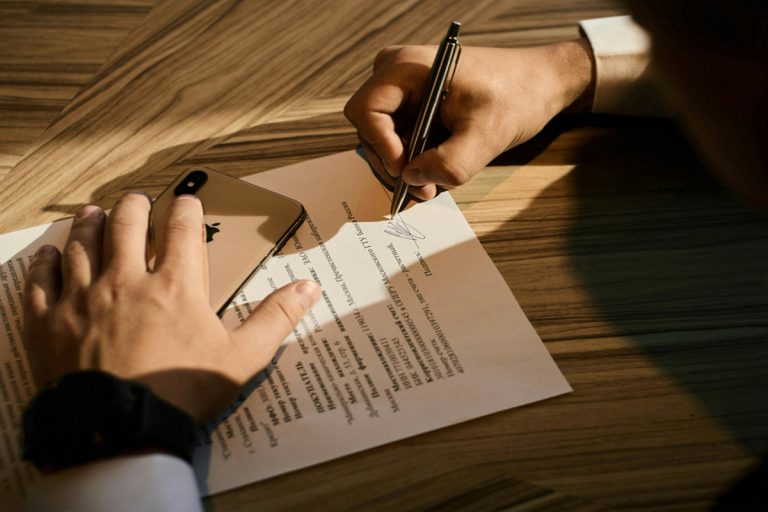 Personality Test: आपका सिग्नेचर क्या बताता है आपकी पर्सनालिटी के बारे में? यहां चलेगा पता