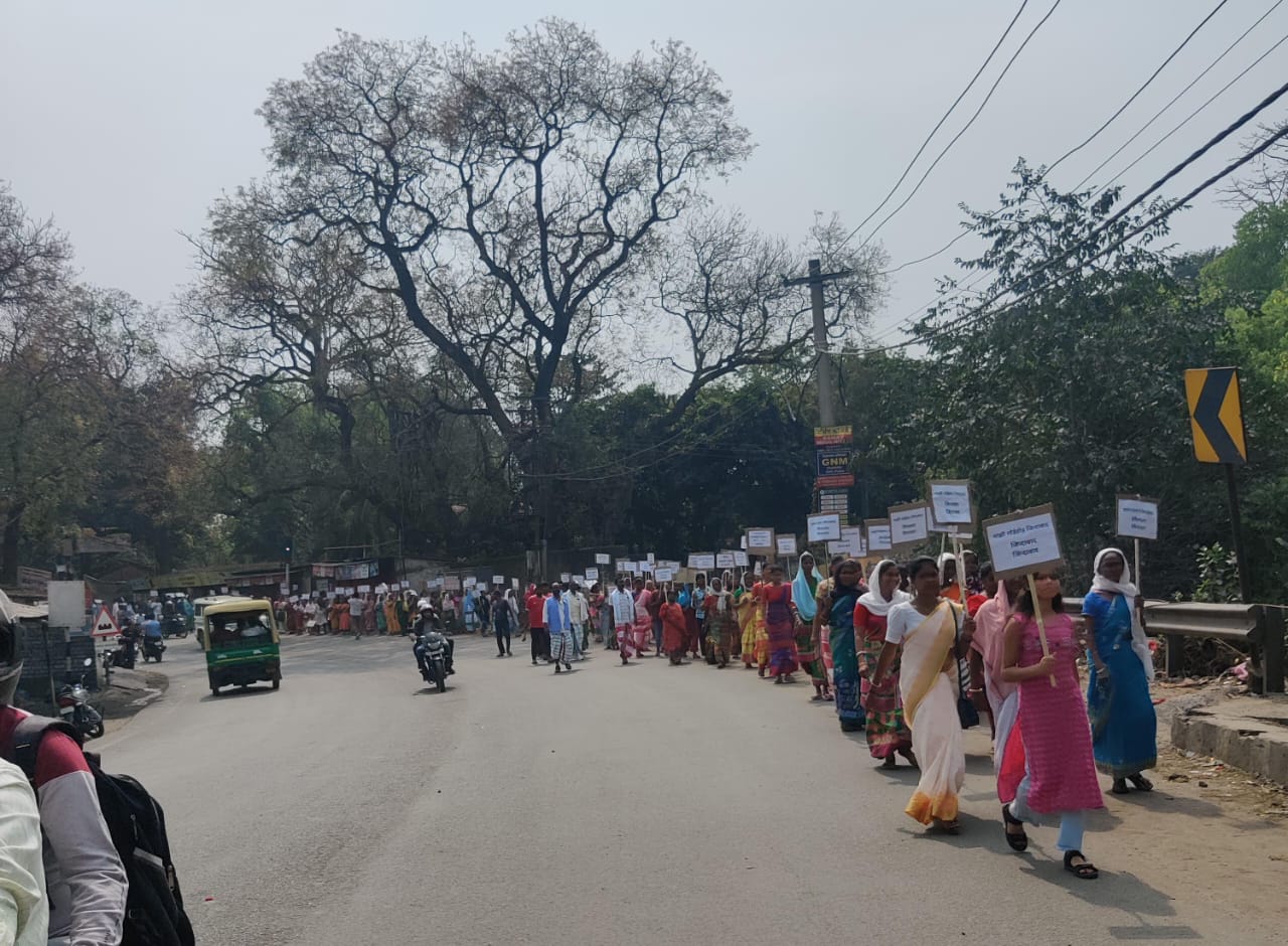 Tribal News : पुरीहासा ग्राम सभा के ग्रामीणों ने बहुमंजिला इमारत निर्माण के विरोध में एकजुट होकर सड़क पर आक्रोश रैली निकाली. इस रैली में 