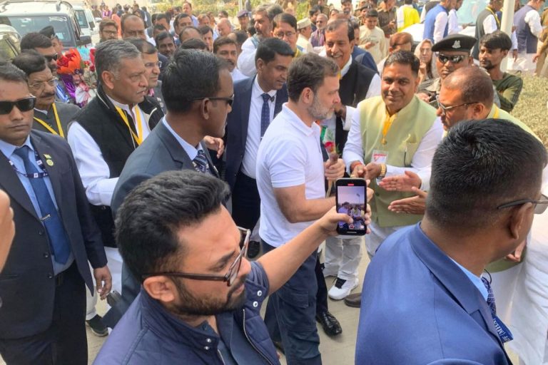 पटना पहुंचते ही शकील अहमद खान के घर पहुंचे राहुल गांधी, बेटे की मौत पर बढ़ाया हौसला