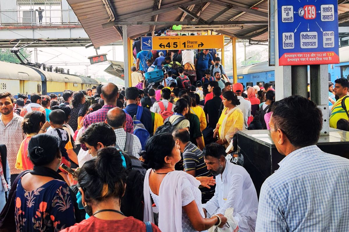 ranchi railway station crowd