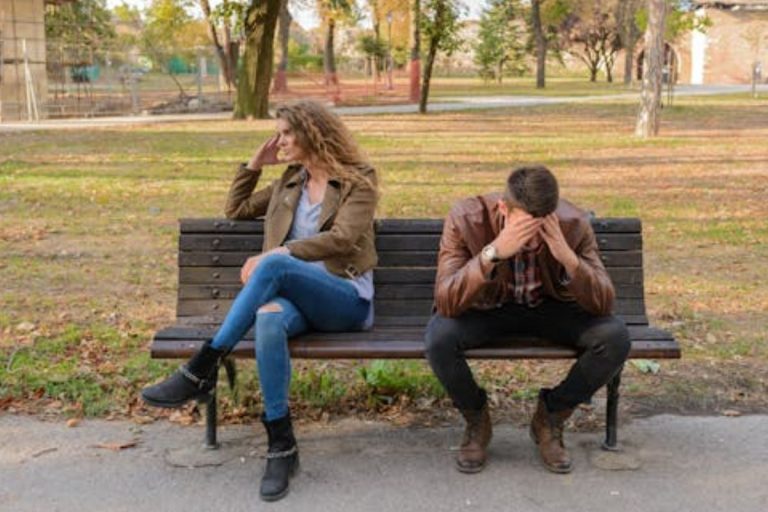 Relationship Tips: खुद को इस तरह बचाएं रिश्तों में धोखा खाने से