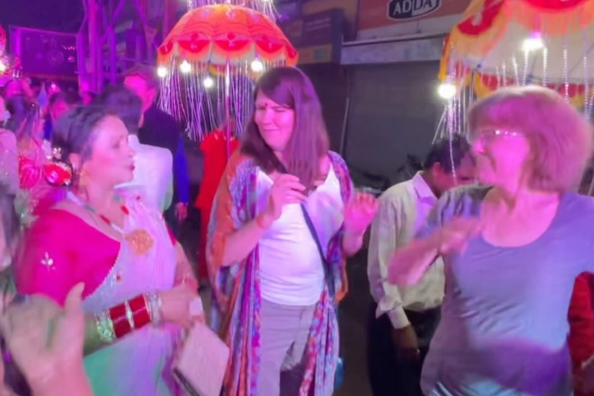 Foreigners dances on bhojpuri songs