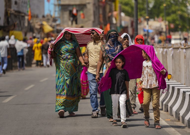 School Holidays: इस राज्य में अगले 5 दिनों में 43 से 45 डिग्री पहुंच जाएगा पारा, स्कूलों ने कर दिया छुट्टी का ऐलान