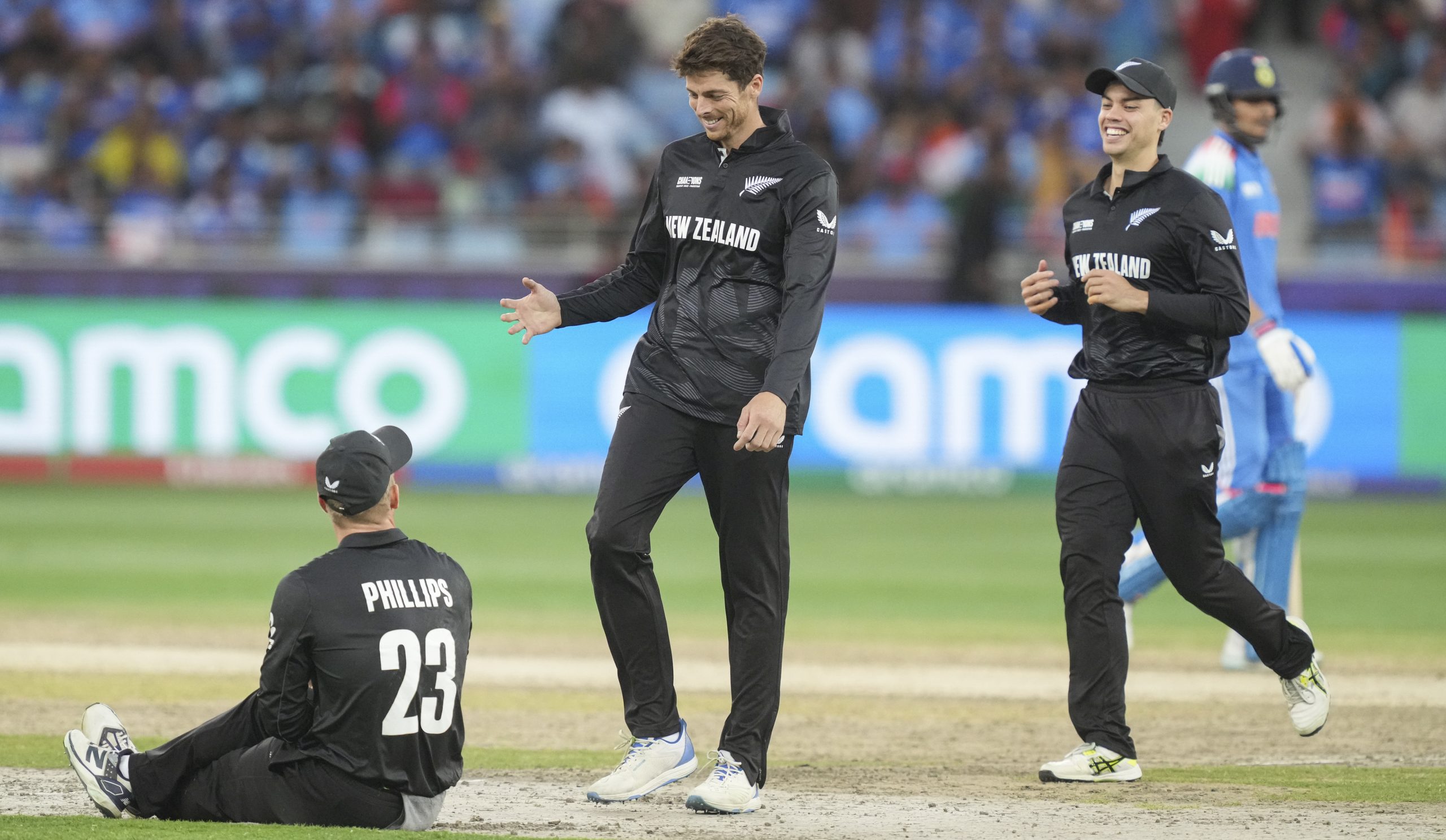 IND vs NZ Final: Santner celebrates with teammates dismissal of Shubman Gill.