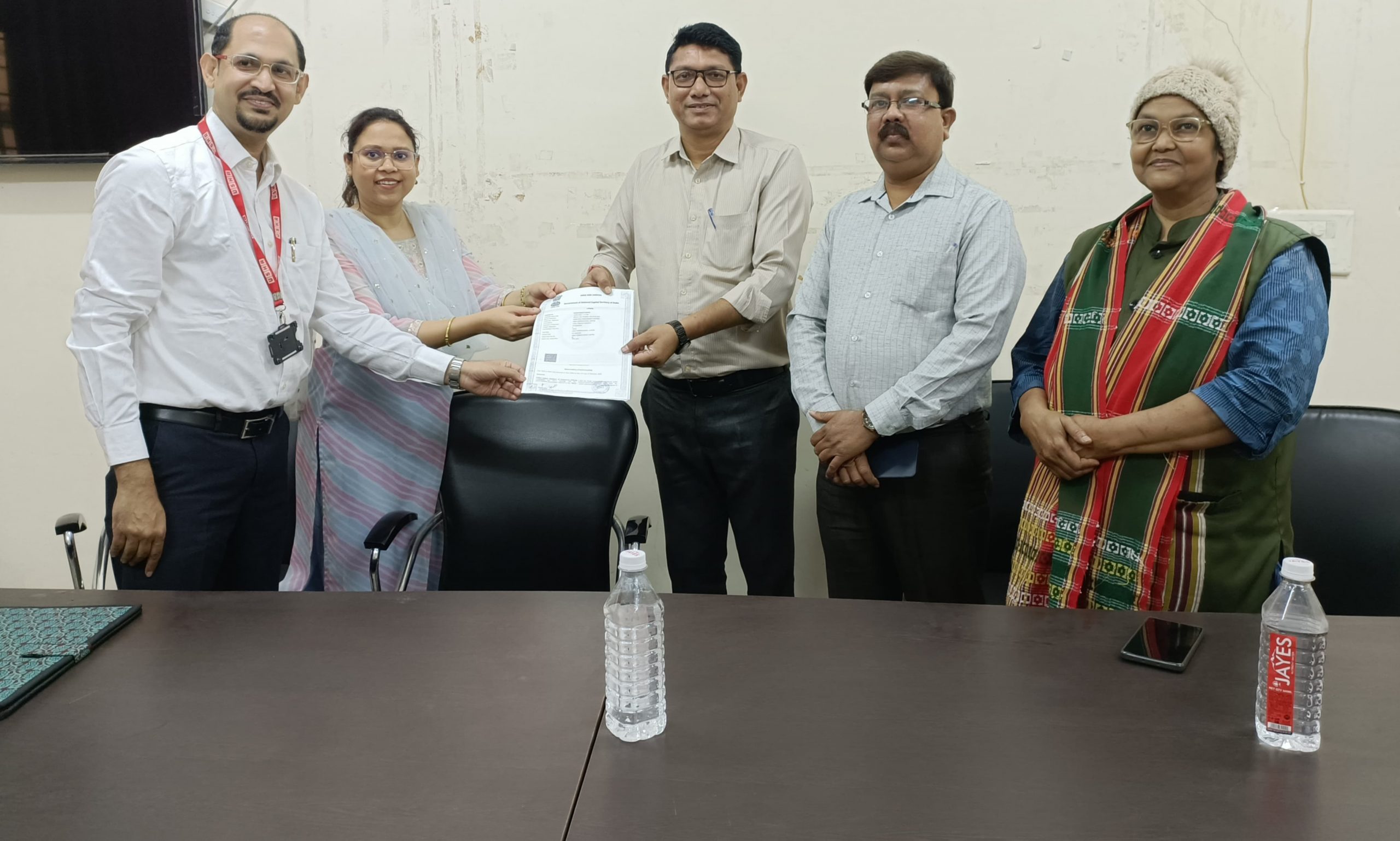 Jamshedpr News : झारखंड की पारंपरिक सोहराय कला को राष्ट्रीय पहचान दिलाने और आदिवासी महिलाओं को आत्मनिर्भर बनाने के उद्देश्य से ट्राइबल इंडियन चेंबर ऑफ कॉमर्स एंड इंडस्ट्री (टीआइसीसीआई) और उषा इंटरनेशनल लिमिटेड के बीच एमओयू पर हस्ताक्षर हुए.