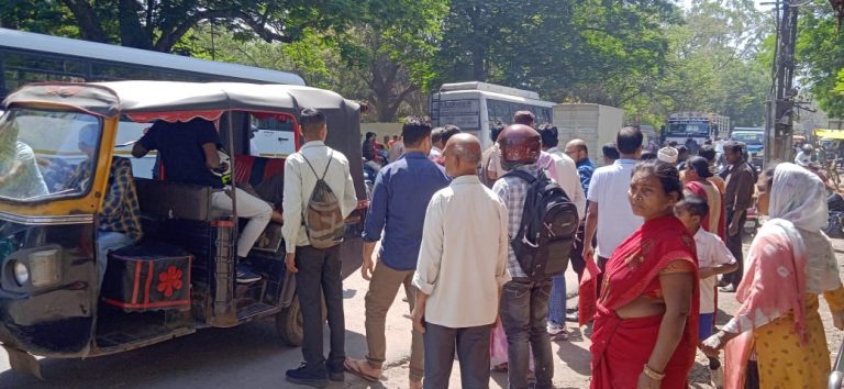 Parsudih: Police चेकिंग देख अचानक बाइक किया यूटर्न, टक्कर से स्कूटी सवार की मौत