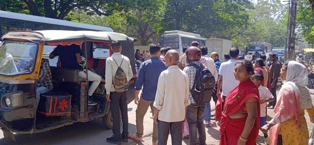 बाइक के टक्कर से स्कूटी सवार वृद्ध की मौत, घटना स्थल पर लगी लोगों की भीड़