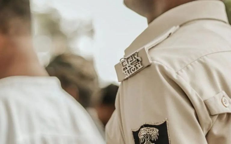 पटना में पुलिस वालों ने ही गायब कर दी जब्त शराब की बोतलें, महिला दारोगा समेत तीन पर केस दर्ज