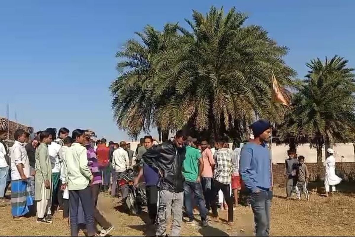 घटनास्थल पर मौजूद लोगों की भीड़