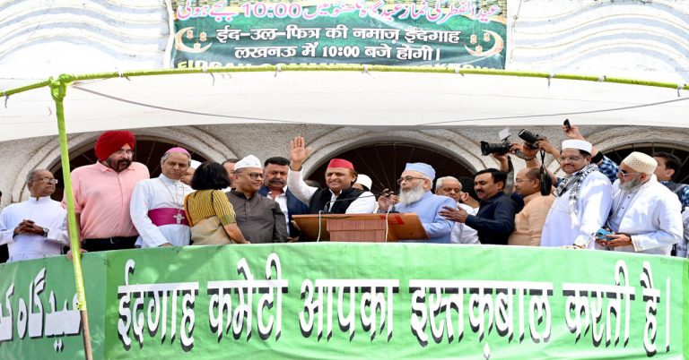 UP: ईदगाह पर पहुंचे सपा अध्यक्ष अखिलेश यादव, बच्चों को दीं ईदी, बोले- चलो गले लगा लें सारी दुनिया बाँटे सेंवईयों सी मीठी ख़ुशियाँ…
