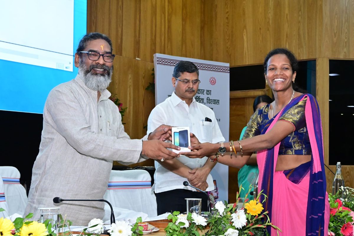 Hemant Soren Gift smartphone