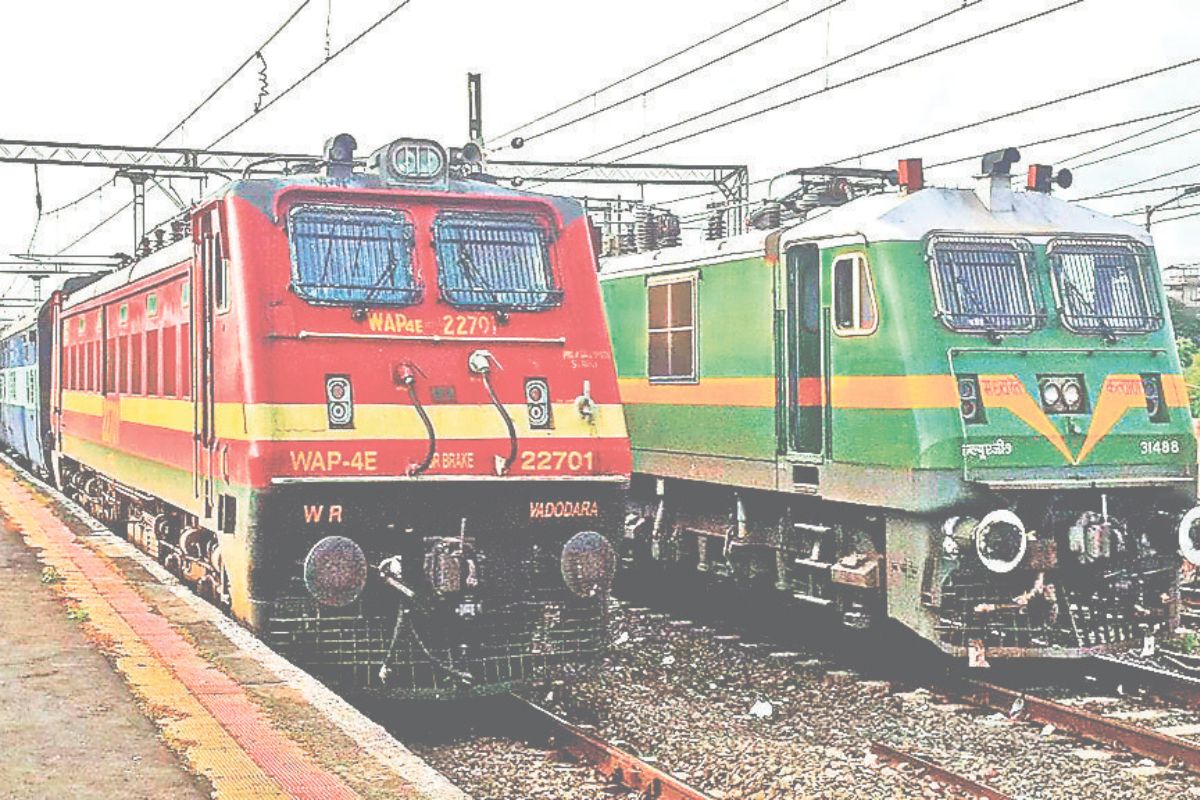स्टेशन पर खड़ी ट्रेनें, सांकेतिक तस्वीर