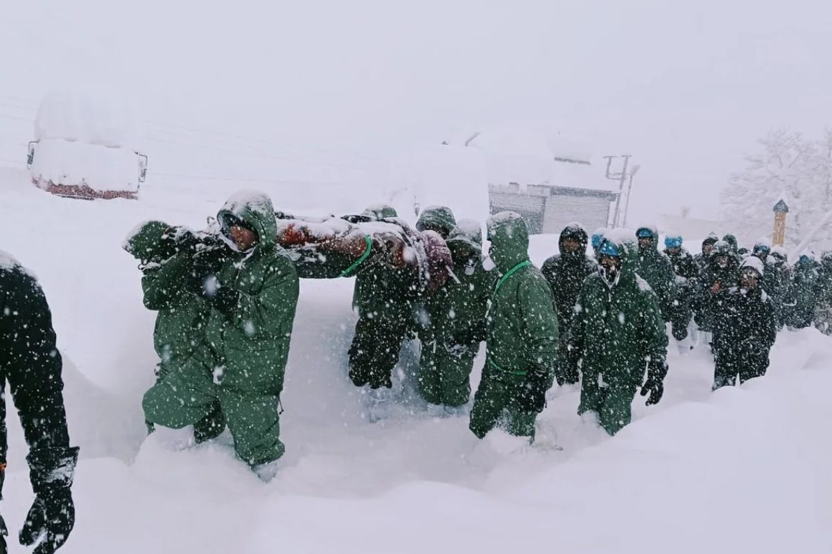 Indian soldiers carrying out rescue operations