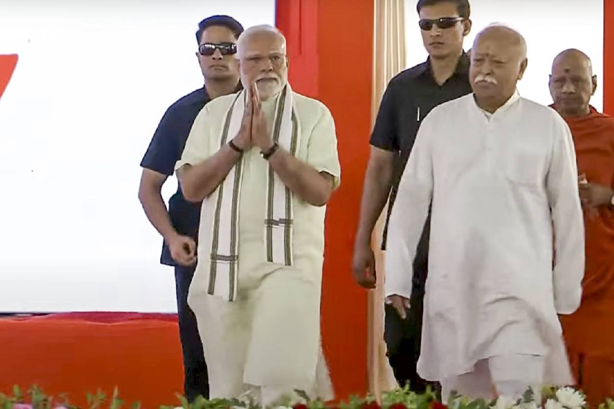 PM Modi in RSS office